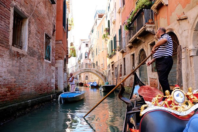 45-Minute or 1-hour Private Gondola Ride from Rialto - The Rialto Bridge Moment and the Waterfront Scene Around It