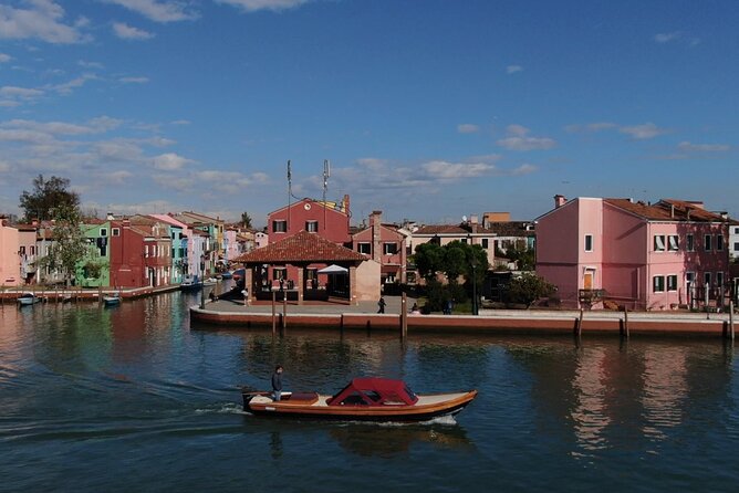 5-Hour Guided Tour of the Magic Islands by Vintage Boat in Venice - Murano: glass culture on a network of small islands
