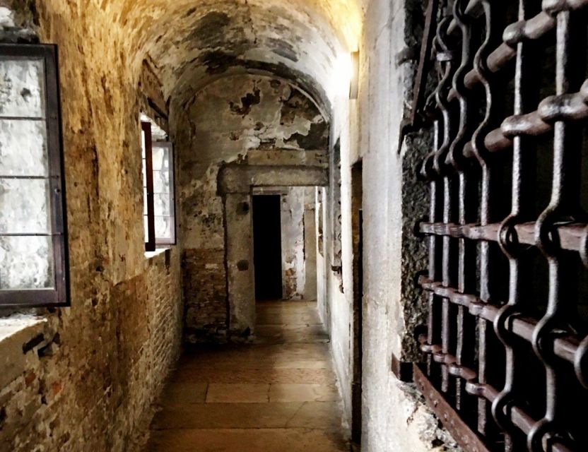 All-Inclusive Tour: Doge Palace, St Mark's Basilica & Square - Bridge of Sighs: the power story’s sharp turn