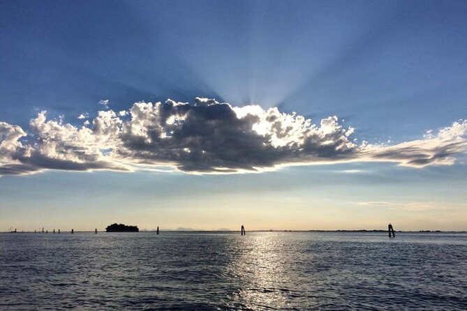 Aperitif at sunset in the Venice lagoon on a private boat. - Your host on the water: local guidance and calm handling