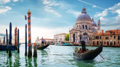 Best of Venice: Private Walking Tour with a Local - Slipping into the maze: alleyways, squares, and everyday life