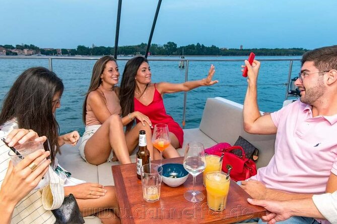 Catamaran Spritz Tour - Getting to the boat: Via Giuseppe Garibaldi and what happens next