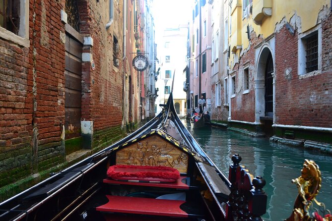 Charming Gondola Ride on the Grand Canal & Gondola Gallery™ - A Few Smart Tips Before You Book