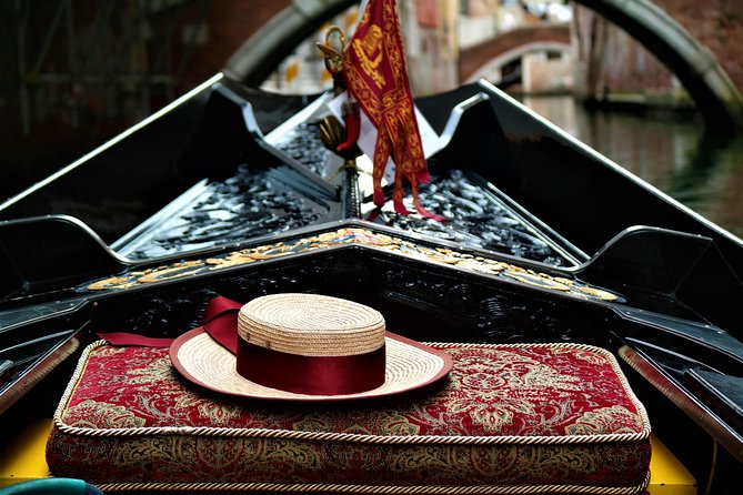 Classic 30-Minute Gondola Ride in Venice - Gondoliers and commentary: your experience depends on the person
