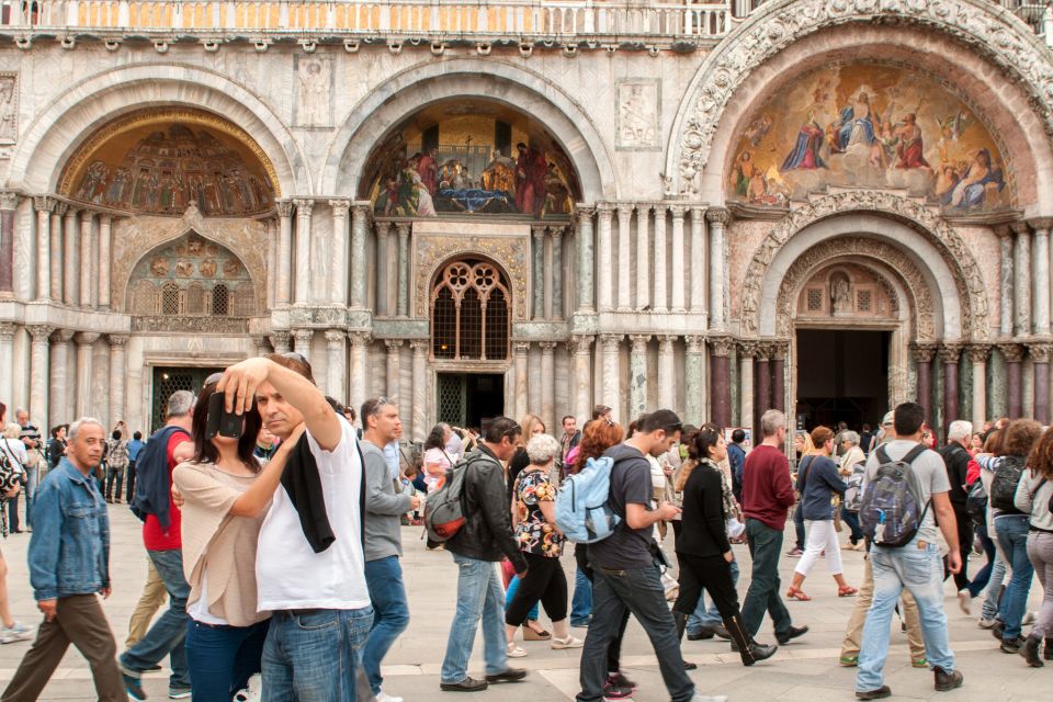 Classic Venice: 2-Hour Walking Tour with Basilica Entry - The Bridge of Sighs: from prison passage to last-glimpse legend