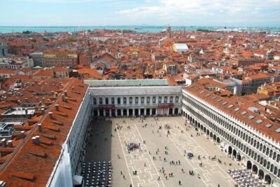 Discover Venice’s most Photogenic Spots with a Local - Rialto Bridge: the landmark you can actually photograph