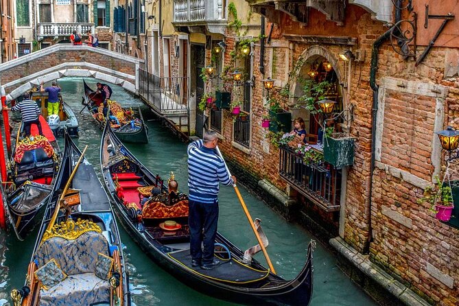 Enchanting Venice: City Walk & Majestic Gondola Ride! - Ponte di Rialto: quick views with maximum payoff