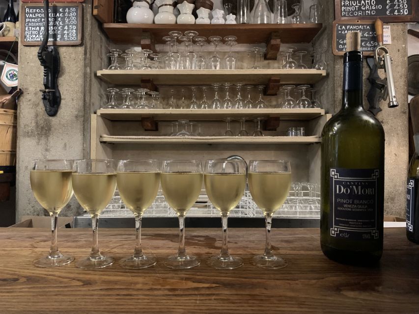 Evening in Venice with a local: food and wine tasting tour - Prosecco Toast and Cicchetti Pairings on Real Side Streets