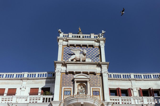 Family Friendly Venice Private City Tour - Stop 3: Libreria Acqua alta, cats, vintage books, and weird Venice charm