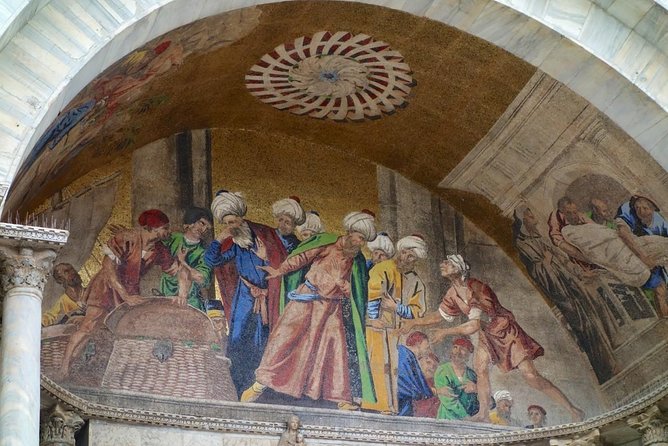 FriendInVenice: Experience the True Venice with a Private Tour - The “secret door” approach: markets, local habits, and how Venetians actually live