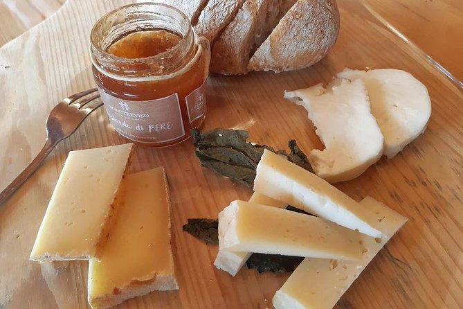 Full Day Prosecco and Cheese Tasting from Venice - Two wineries and four Proseccos: how the tasting works