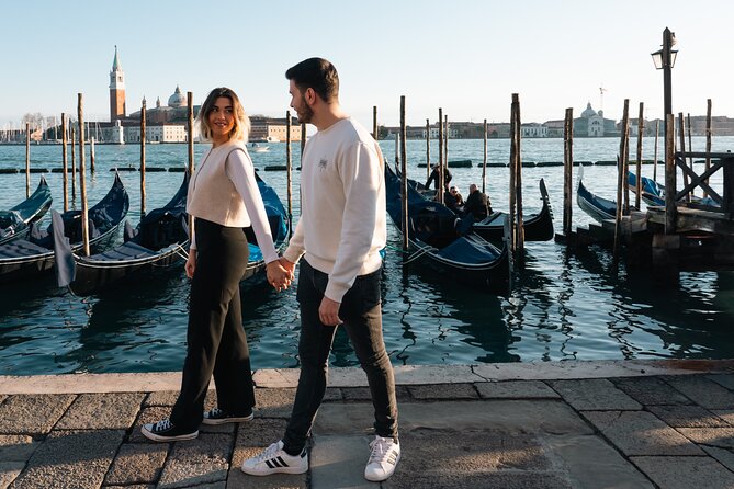 Glam photoshoot in hidden Venice! (up to 4) - Price and logistics: what $83.08 per group means in real life