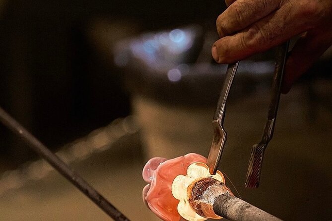 Glass Blowing Demonstration : pickup by wood boat Taxi + local guide - Shopping for Murano glass: how to enjoy it without getting steamrolled