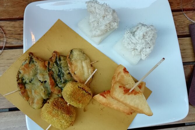 Guided Small Group Kickstart Food Tour of Venice - Stop 2: Crossing the Canal Grande by gondola traghetto (extra cost applies)