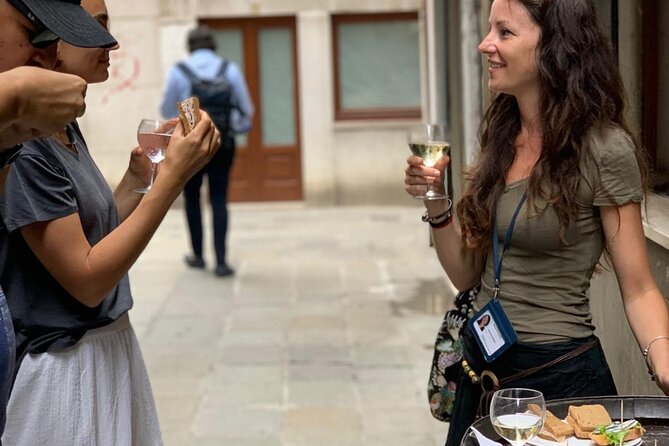 Guided Small Group Kickstart Food Tour of Venice - Stop 3: Mercati di Rialto—fish market sights and an old-school winebar stop
