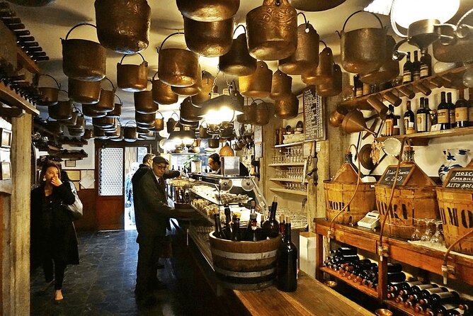 Guided Small Group Kickstart Food Tour of Venice - Stop 5: Ponte di Rialto—Venice’s famous bridge, plus the walking rhythm