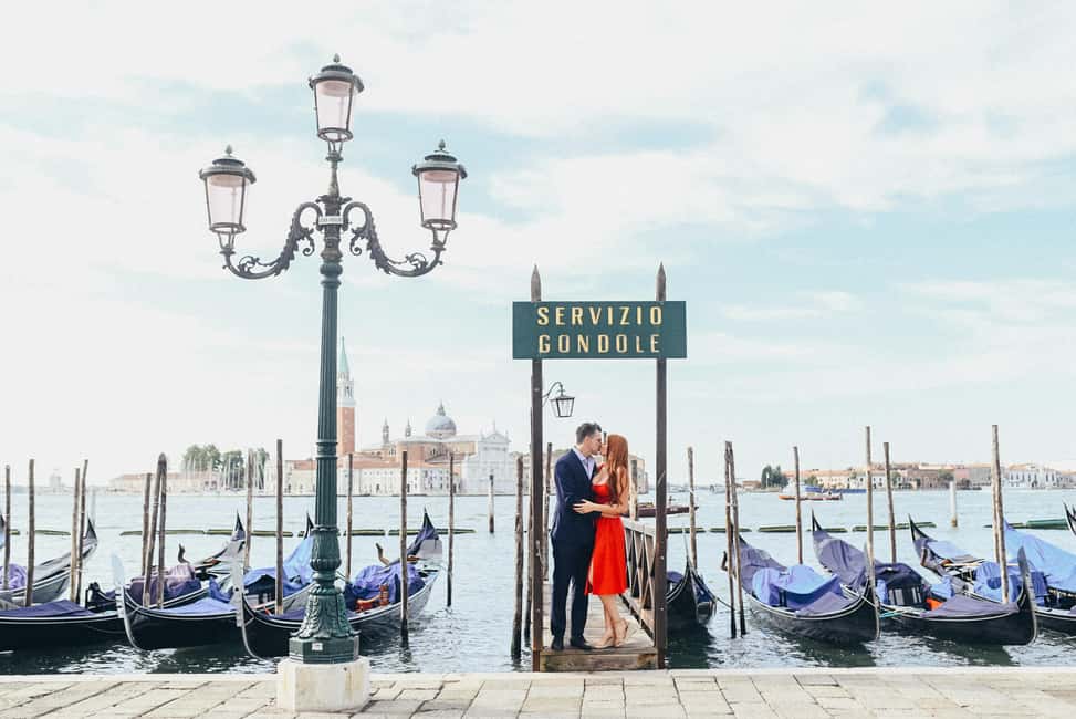 LAND & GONDOLA PHOTOSHOOTING - A Private Venice Photo Set, Starting at Caffè Florian