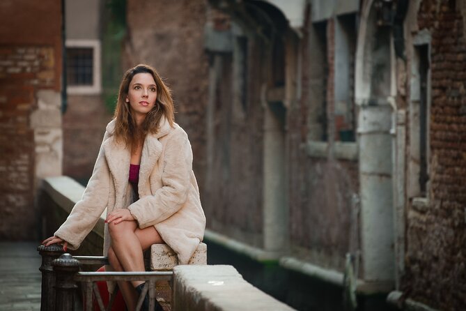Luxurious Photoshoot in Venice - Stop 1: Rialto Bridge portraits with crowd control