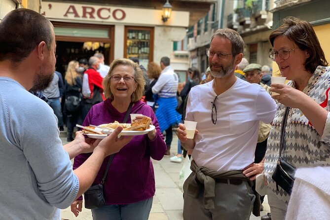 Old Taverns and Rialto Market Food Adventure (come hungry!) - English-speaking guide support: no language stress at Rialto