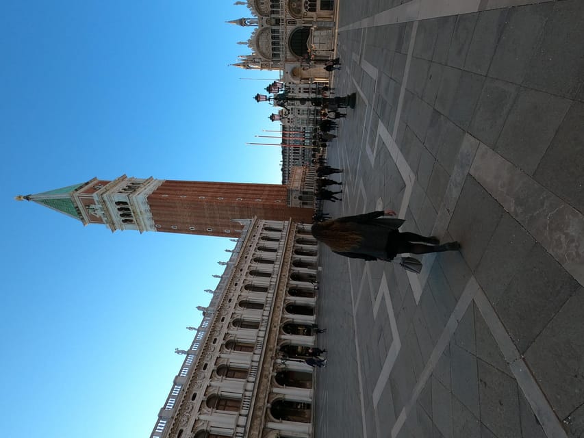 Photo with a professional photographer in Venice - From tight alleys to a planned photo at Rialto Bridge