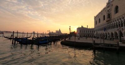 Photo with a professional photographer in Venice - Meet the team: Marius, Ana, and Luchiana’s local touch