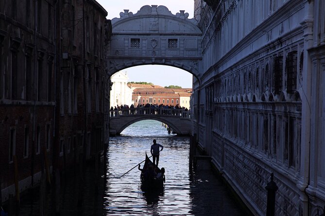 Photography workshop in the magical Venice (3h) - What to Bring: Your Camera, Plus the Tripod Help