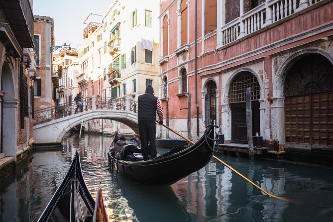 Private Crafted Gondola Ride on the Grand Canal - What about romance and atmosphere?