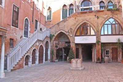 Private Food Tour: Cicheti & Wine - Rialto Bridge from a secret perspective: the 15 minutes that set the tone