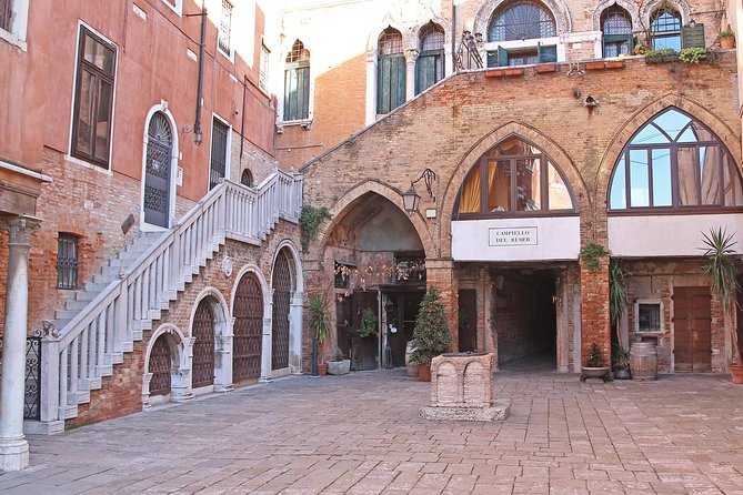 Private Food Tour: Cicheti & Wine - Rialto Bridge from a secret perspective: the 15 minutes that set the tone