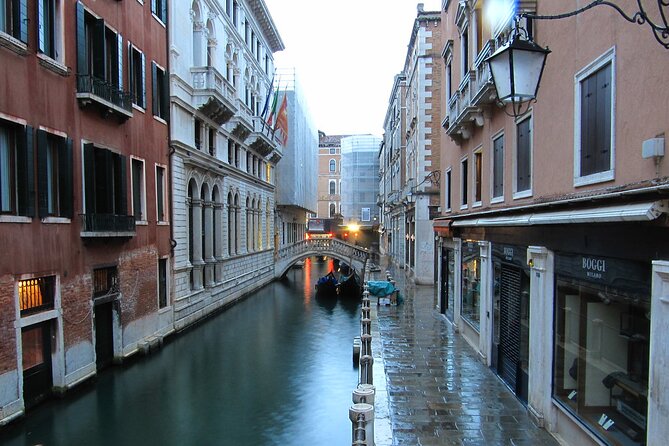 Private Full Day Tour from Milan to Venice with local tour guide and fast train - Rialto Bridge on foot: where the Grand Canal energy is visible