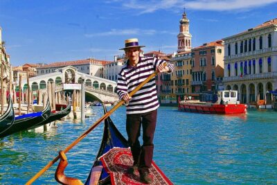 Private Gondola Ride in Venice - Getting on the gondola: private means flexible group size