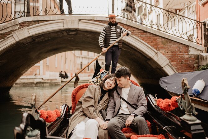 Private Gondola Ride with Professional Photographer in Venice - Gondola time: calm moments on a famous boat