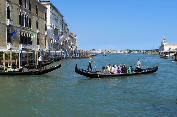 Private Gondola Serenade with Music - The musicians onboard: singers, accordion, and how the mood is created