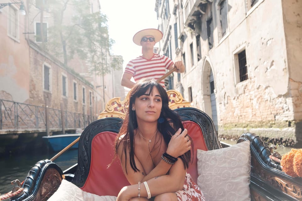 Private Photoshoot of Your Gondola Ride in Venice - Key Things You’ll Notice Right Away