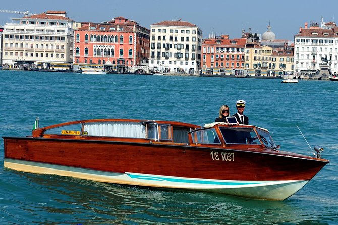 Private tour on Murano Island: discover the art of Artisanal Glassblowing - The glassblowing demo: short, intense, and incredibly physical