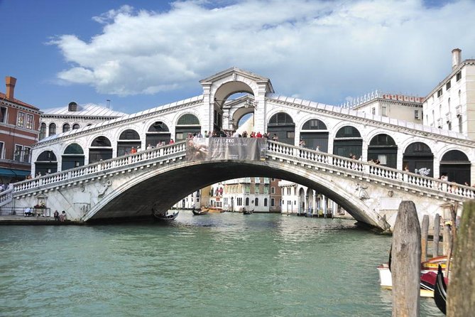 Private Tour: Venice Rialto Market, San Polo and Frari Church Walking Tour - Ponte di Rialto: the iconic symbol with a trading-engine explanation