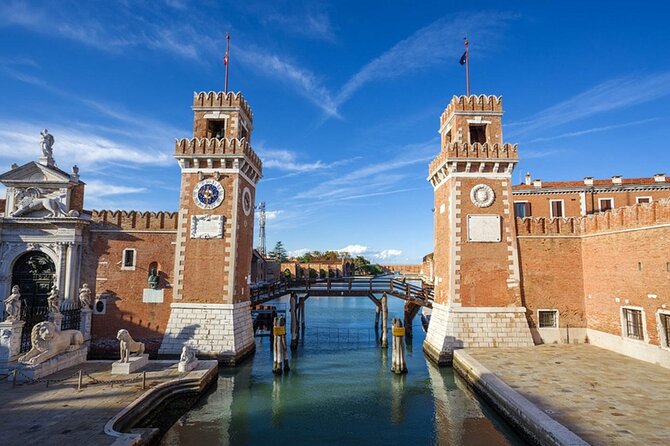 Private Venice Canal Cruise: 2-Hour Grand Canal and Secret Canals - Small details that affect your experience (and photos)