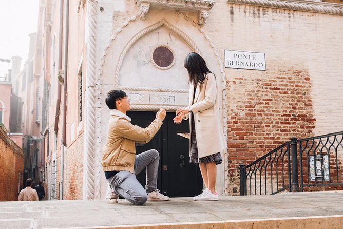 Proposal Photographer in Venice - Optional romance upgrades: flowers, champagne, and gondola