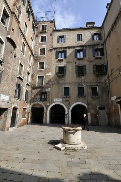 Secret Venice: 2-Hour Private Walking Tour - Meeting at Campo San Bartolomeo and pacing a real 2 hours