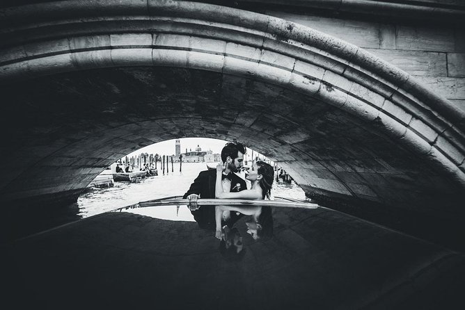 Sunrise Couple Photoshoot Tour - After the Square: Quiet Calli and Character-Forward Photo Corners
