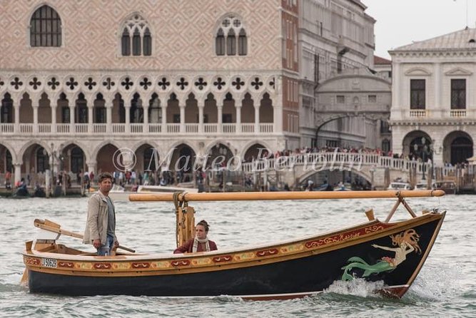 Sunset Traditional Boat Tour with Prosecco - Boat Size, Timing, and Photo-First Planning