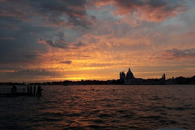 Sunset Traditional Boat Tour with Prosecco - Language, Atmosphere, and Guide Style
