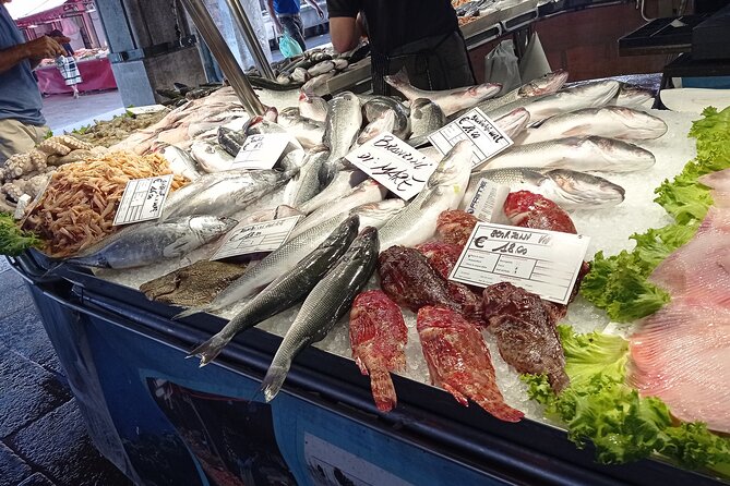 Venetian cooking school - Rialto fish market: choosing ingredients like a local