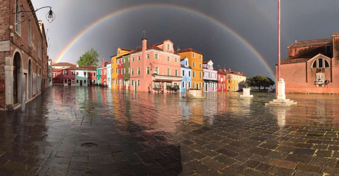 Venezia: Tour privato in Barca a Murano, Burano e Torcello - Burano: lace making, bright streets, and sweet buranelli