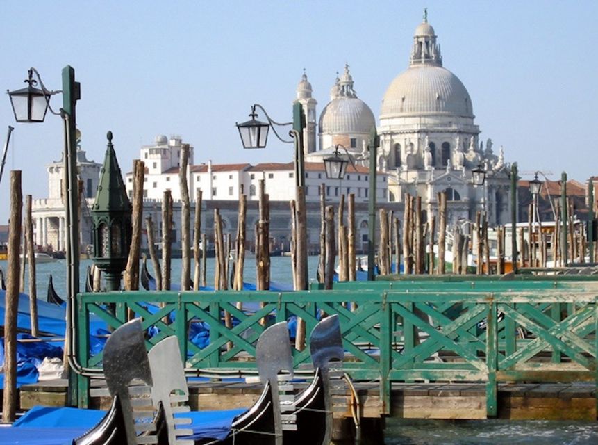 Venice: 30 min Gondola Ride on the Grand Canal with Guide - The guide experience: gondola structure, gondolier tradition, and Venice stories