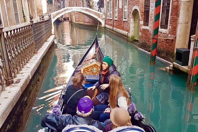Venice: 30 min private Gondola Ride with Guide - Accademia Bridge, Ca’ d’Oro, and Rialto: the big sights from the water