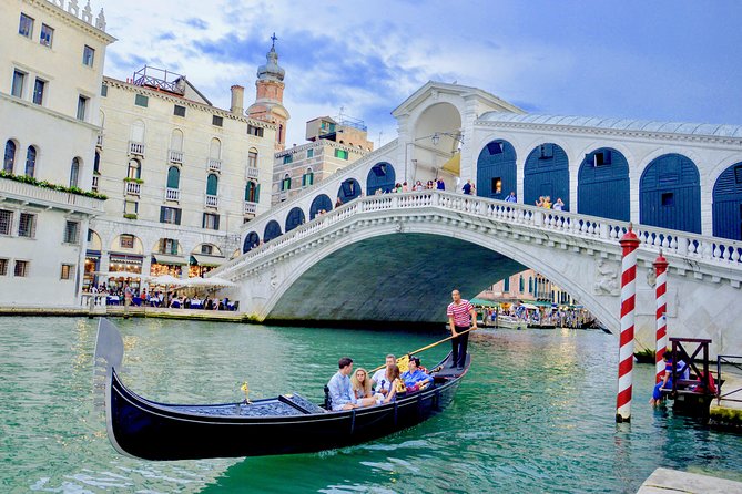 Venice: 30 min private Gondola Ride with Guide - Meeting at Traghetto Santa Maria del Giglio: small details that save time