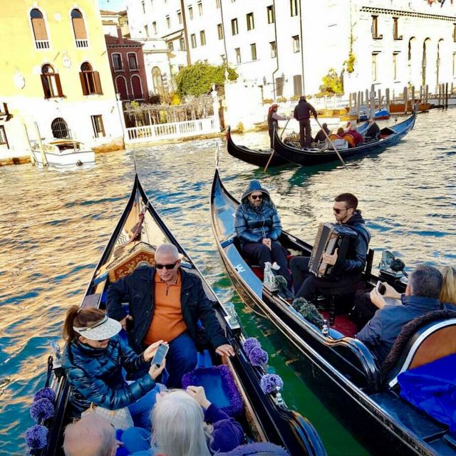 Venice: 30-Minute Gondola Ride on Grand Canal with Serenade - What this tour feels like for different kinds of travelers