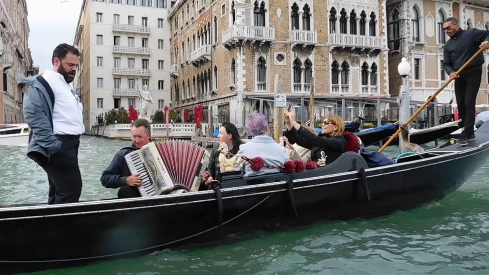 Venice: 30-Minute Gondola Ride on Grand Canal with Serenade - Shared or private gondola: how the experience changes