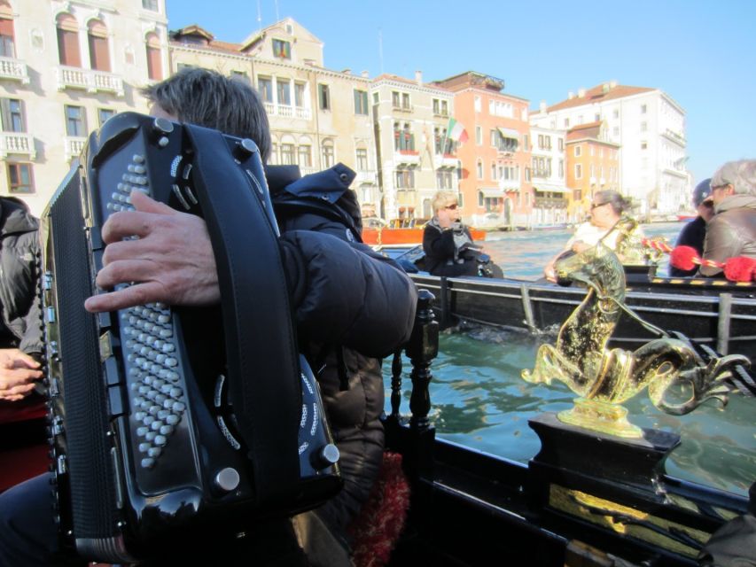 Venice: 30-Minute Gondola Ride on Grand Canal with Serenade - The music setup: where the singer and musician sit
